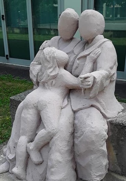 statua raffigurante due nonni che abbarcciano un bimbo