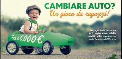 Immagine bambino su piccola auto a pedali