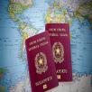 immagine che ritrae due passaporti sopra un mappamondo